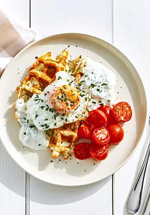 Wysokobiałkowy posiłek bez mięsa z tofu, jajkiem, fasolą, warzywami i sosem jogurtowym